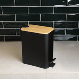 Lixeira Quadrada com Pedal de Metal e Tampa de Bambu Preta 5 L