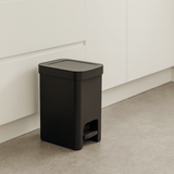 Lixeira com Pedal Trium Preto 6 Litros