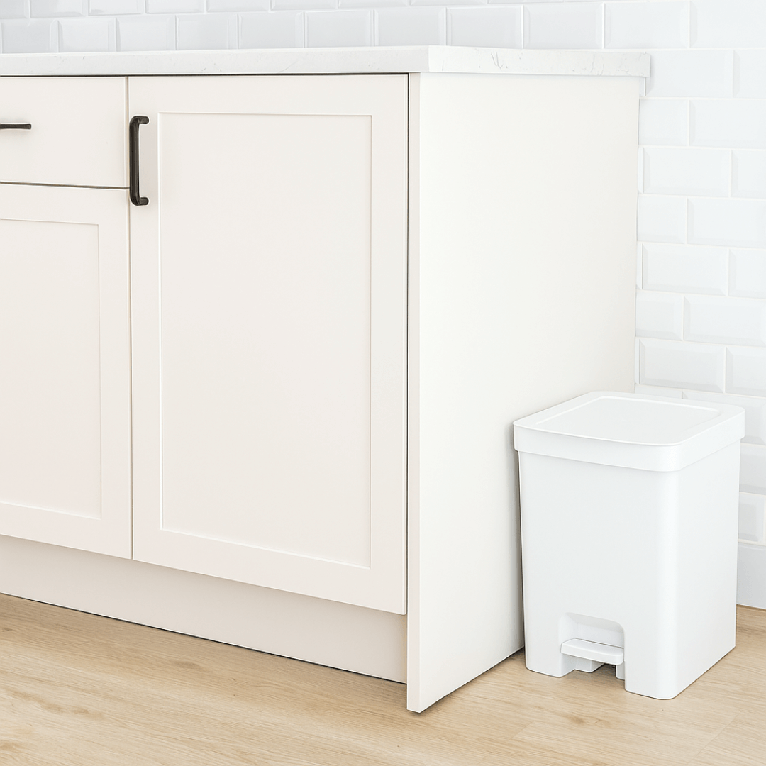 lixeira branca com pedal e tampa no chão da cozinha