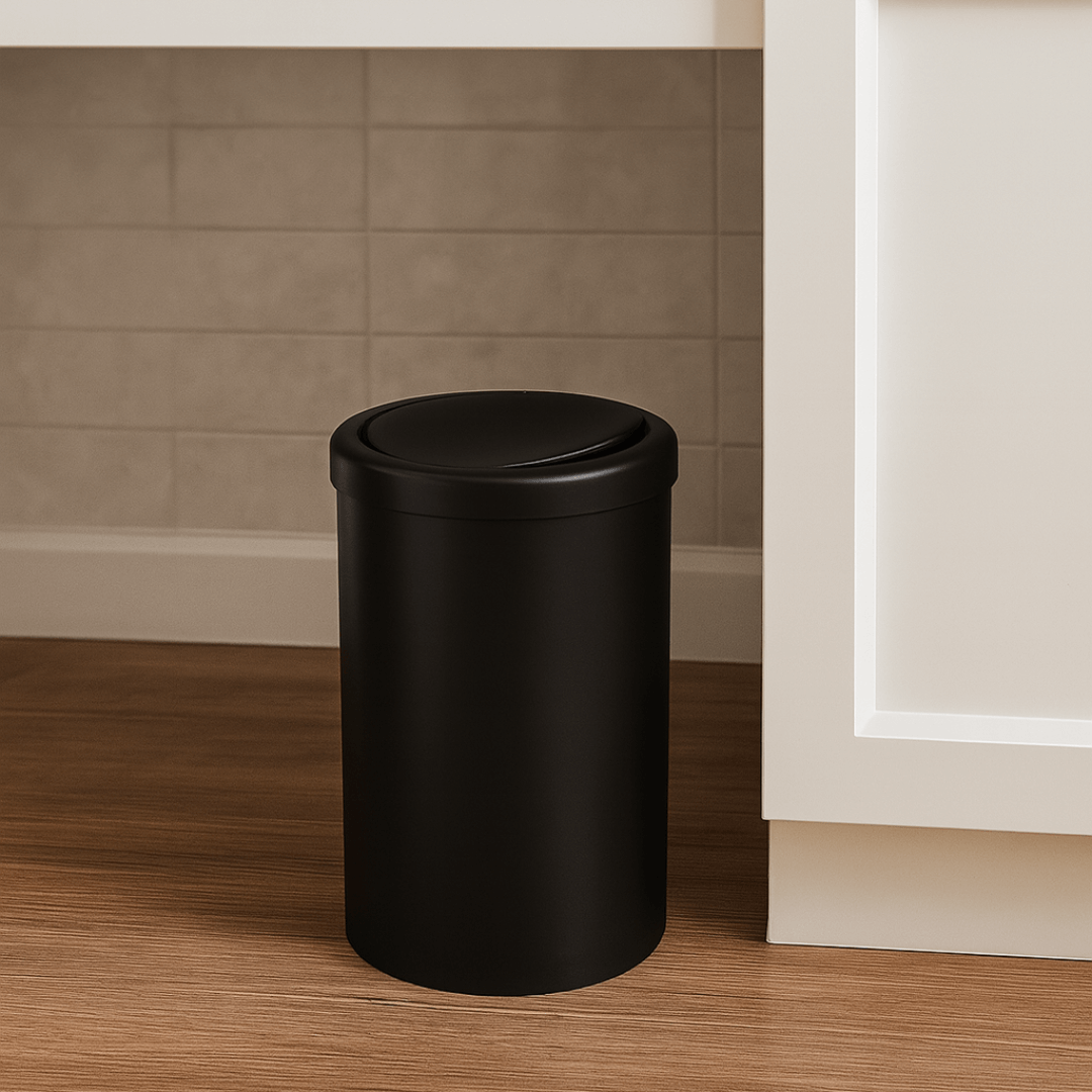 lixeira preta redonda no chão da cozinha de piso amadeirado