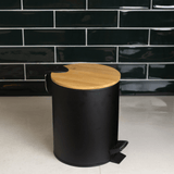 Lixeira Redonda Metal com Pedal e Tampa Bambu Preta 5 Litros