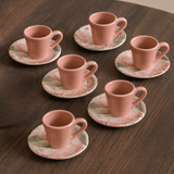 jogo 6 xicaras de cafe com pires Magnolia Rose dispostas em mesa de madeira escura