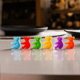 Seis marcadores sortidos em cores vibrantes na mesa da cozinha