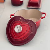 Panela Coração com Pegador de Aço Vermelha 25cm Le Creuset - Ela Decora