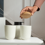 Porta Algodão em Cerâmica Branco Reativo com Tampa de Bambu Osaka - Ela Decora