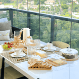 Mesa posta com porta frios, manteigueira, queijeira, boleira e utensílios em bambu. Ideal para café da manhã elegante, com bandeja, xícaras de café, taças, organizadores e itens de mesa posta que unem praticidade e sofisticação.