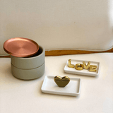 Porta Joias Branco Cerâmica com Palavra Love em Dourado 13cm - Ela Decora