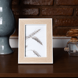 Porta Fotos na prateleira da sala de estar