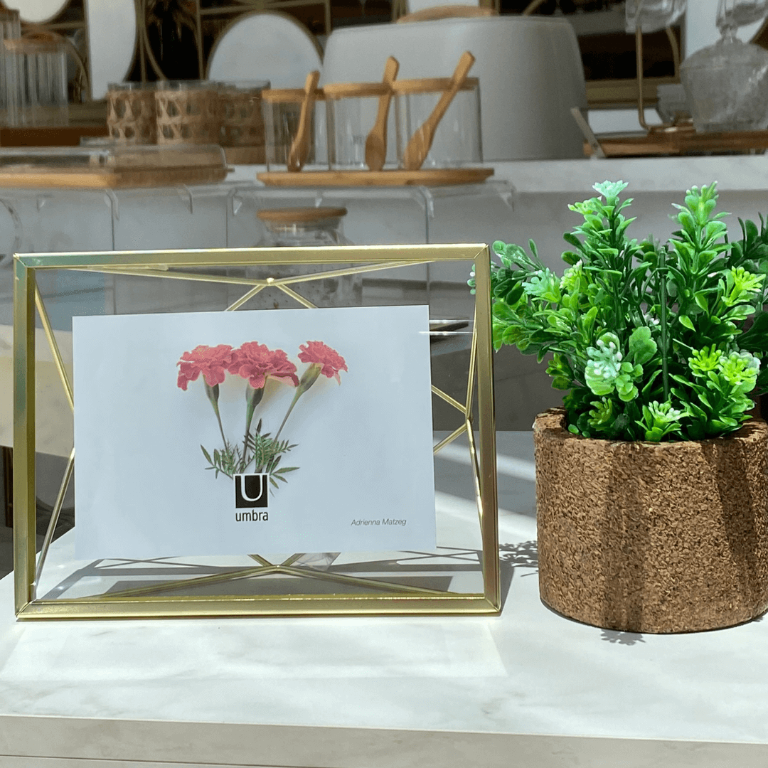 Porta Retrato Prisma 17,8 cm x 12,7 cm Dourado Fosco - Ela Decora