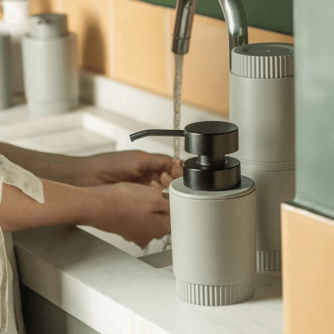 Porta Sabonete Liquido Dorica Verde Salvia com Tampa Preta 300ml - Ela Decora