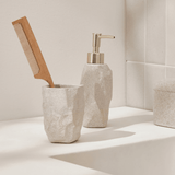 dispenser sabonete com porta escova de rocha cinza na pia de lavabo do banheiro