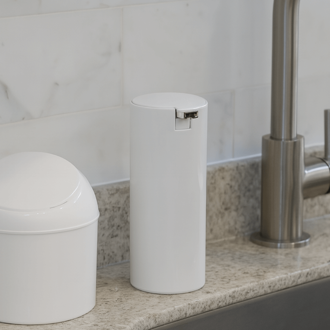 porta detergente na pia da cozinha com lixeira branca basculante