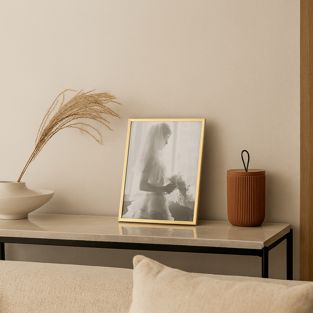 porta retrato dourado noiva com pote decorativo na bancada da sala de estar