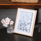 porta fotos fotografia de flor com vaso de flor na bancada da sala de estar