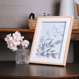 porta retrato na mesa com flor de cerejeira rosa