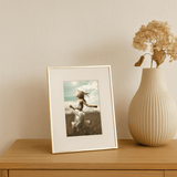 porta retrato na mesa de sala de estar com vaso decorativo com flor seca