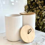Pote Decorativo de Cerâmica com Tampa De Bambu Com Pegador De Corda Lines Branco 15cm - Ela Decora
