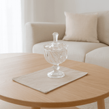 potiche na mesa de centro na sala de estar com copa bege e sofa branco estofado com almofada de tecido canelado