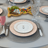 Prato de Sobremesa Pascoa com Coelho Branco e Rosa 19cm - Ela Decora