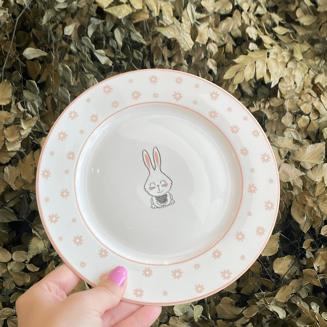 Prato de Sobremesa Pascoa com Coelho Branco e Rosa 19cm - Ela Decora