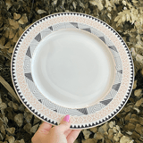 Prato Raso Pascoa Branco e Preto 27cm - Ela Decora