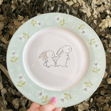 Prato Raso Pascoa com Coelhos Verde e Branco 27cm - Ela Decora
