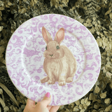 Prato Raso Sweet Easter Páscoa Coelho Branco e Roxo 27cm - Ela Decora