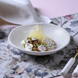 Prato fundo branco com prato de cerâmica 20cm servido com prato gourmet