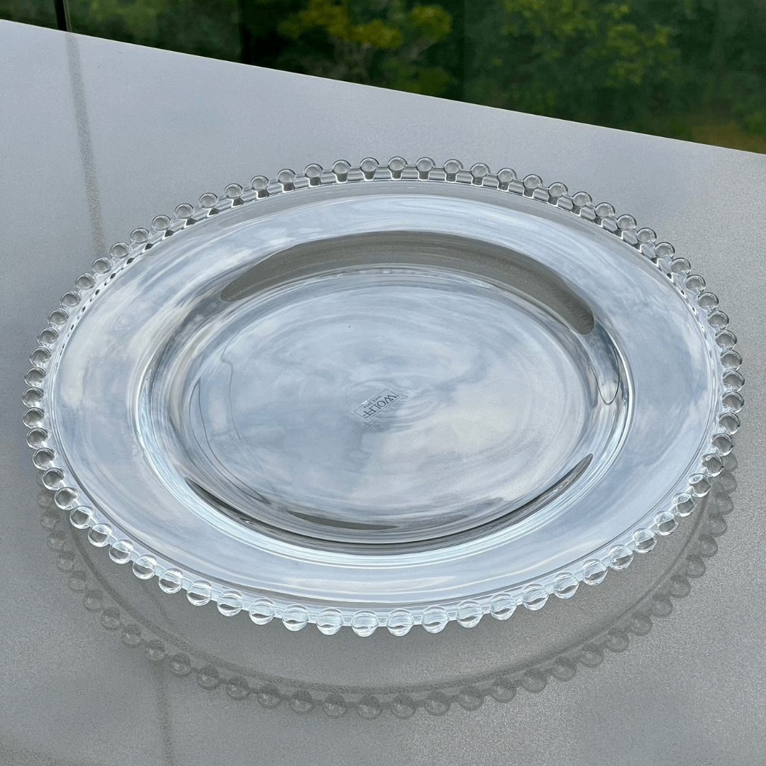 Detalhe da borda pérola em vidro cristal com espessura e reflexo