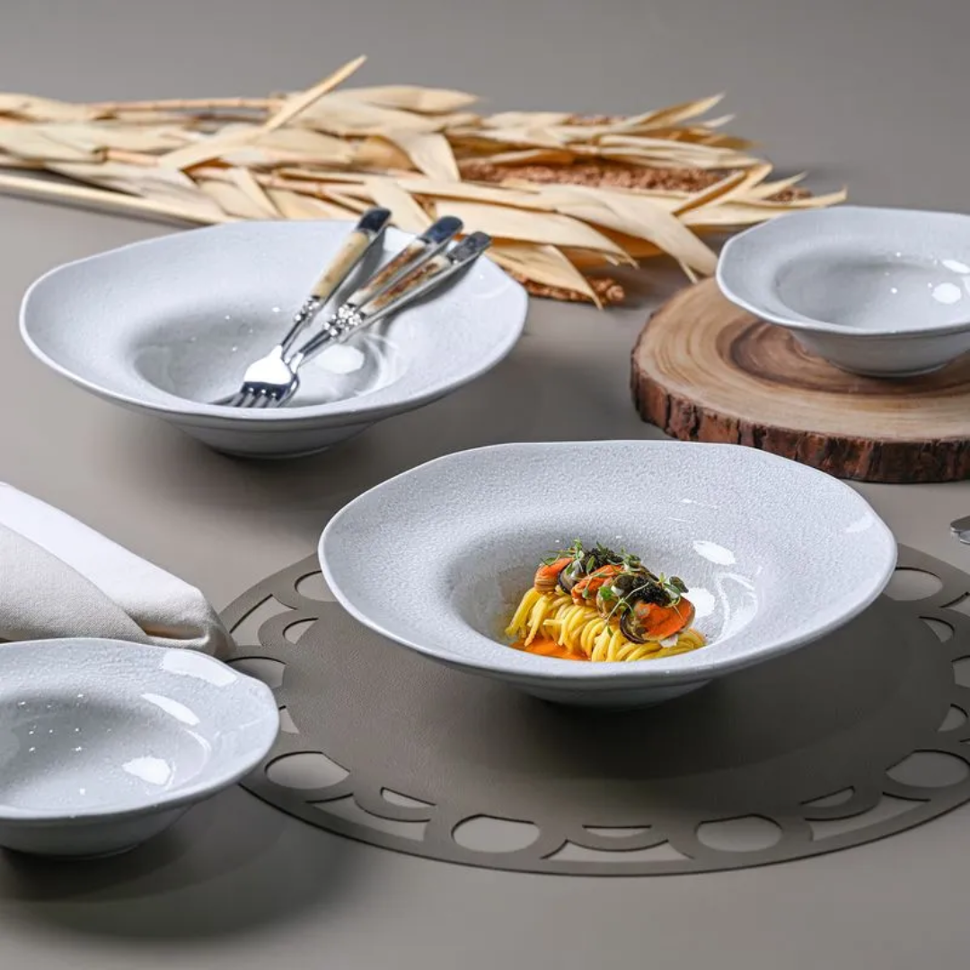 Prato de massa cerâmica branco com massa e molho em mesa elegante