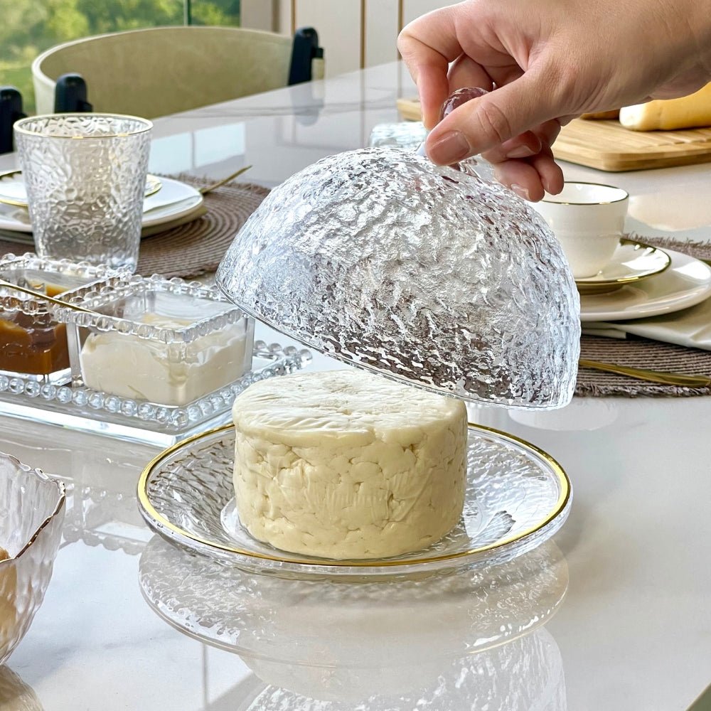 Queijeira Cristal de Chumbo Martelado Petra com Tampa e Borda Dourada 19,5cm - Ela Decora