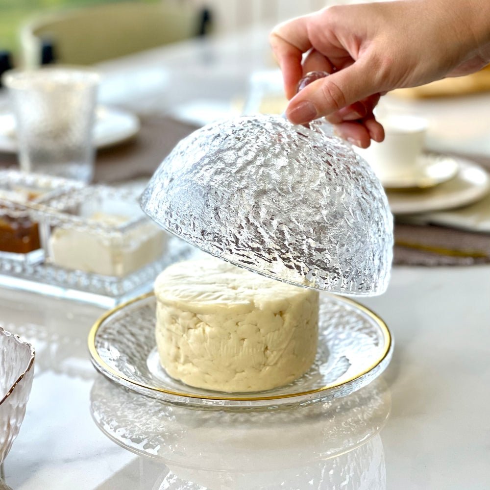 Queijeira Cristal de Chumbo Martelado Petra com Tampa e Borda Dourada 19,5cm - Ela Decora