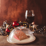 Porta queijos com tampa na mesa posta com taça de vinho