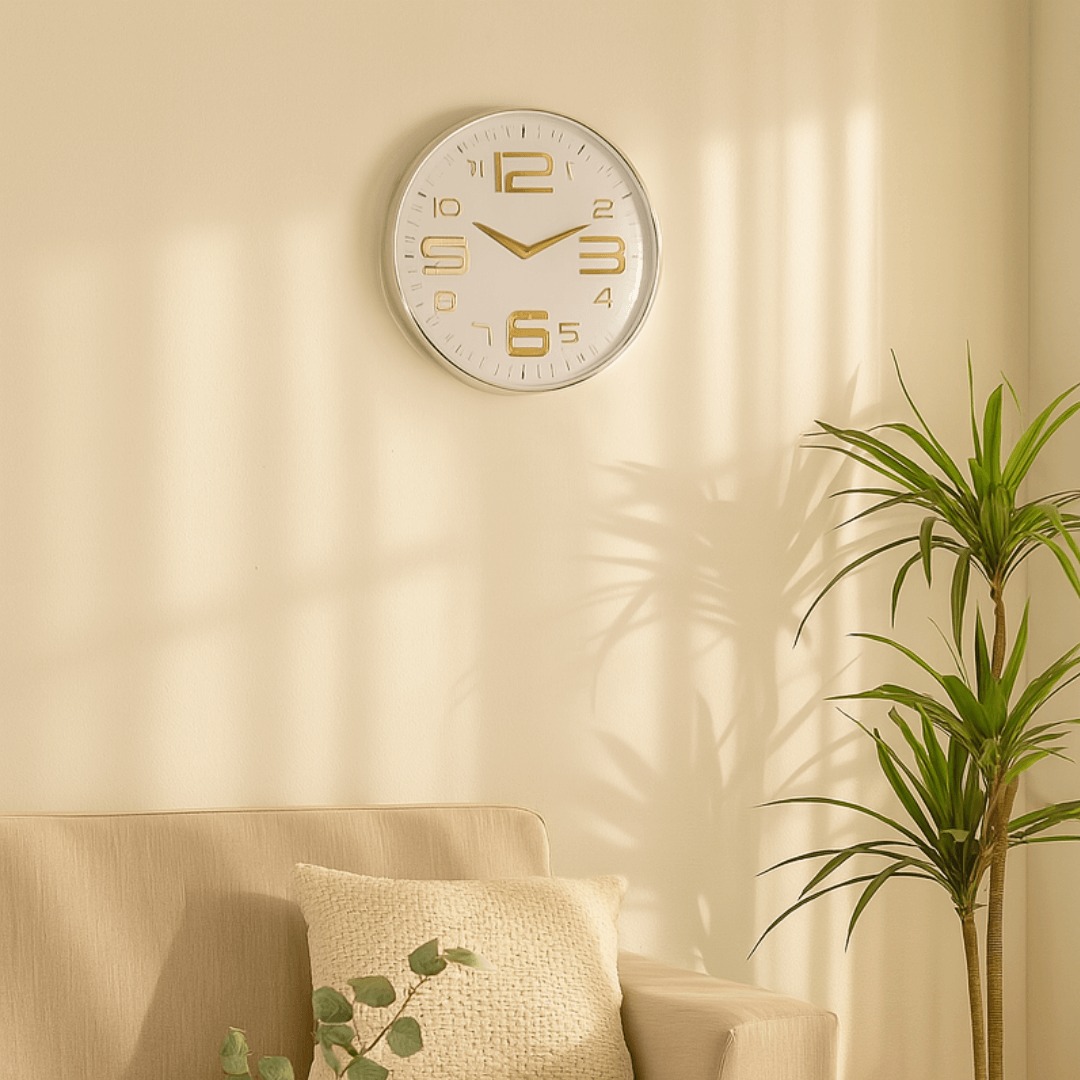 relogio de parede dourada e branca