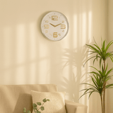 relogio de parede dourada e branca