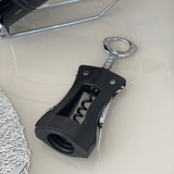 Saca Rolhas fechado em cima da mesa