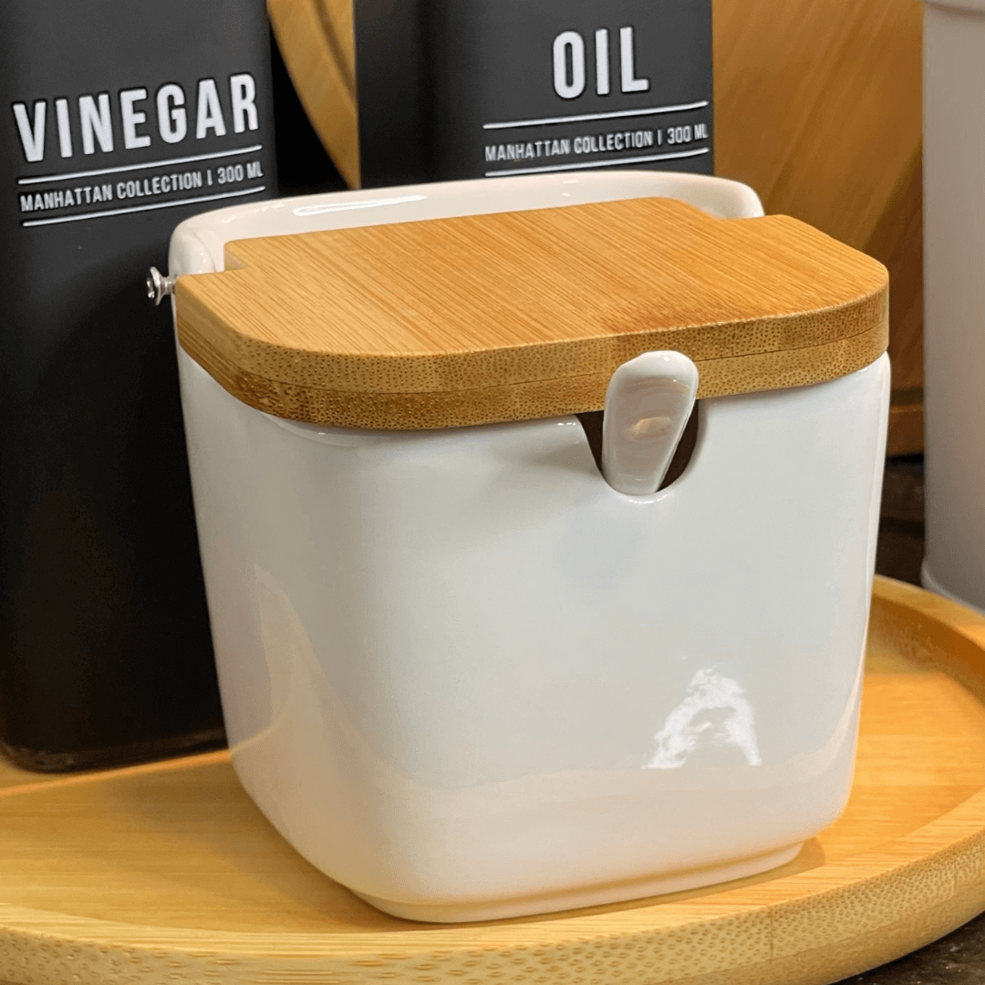 Saleiro de Mesa em Cerâmica com Tampa de Madeira e Colher Branco 9cm - Ela Decora