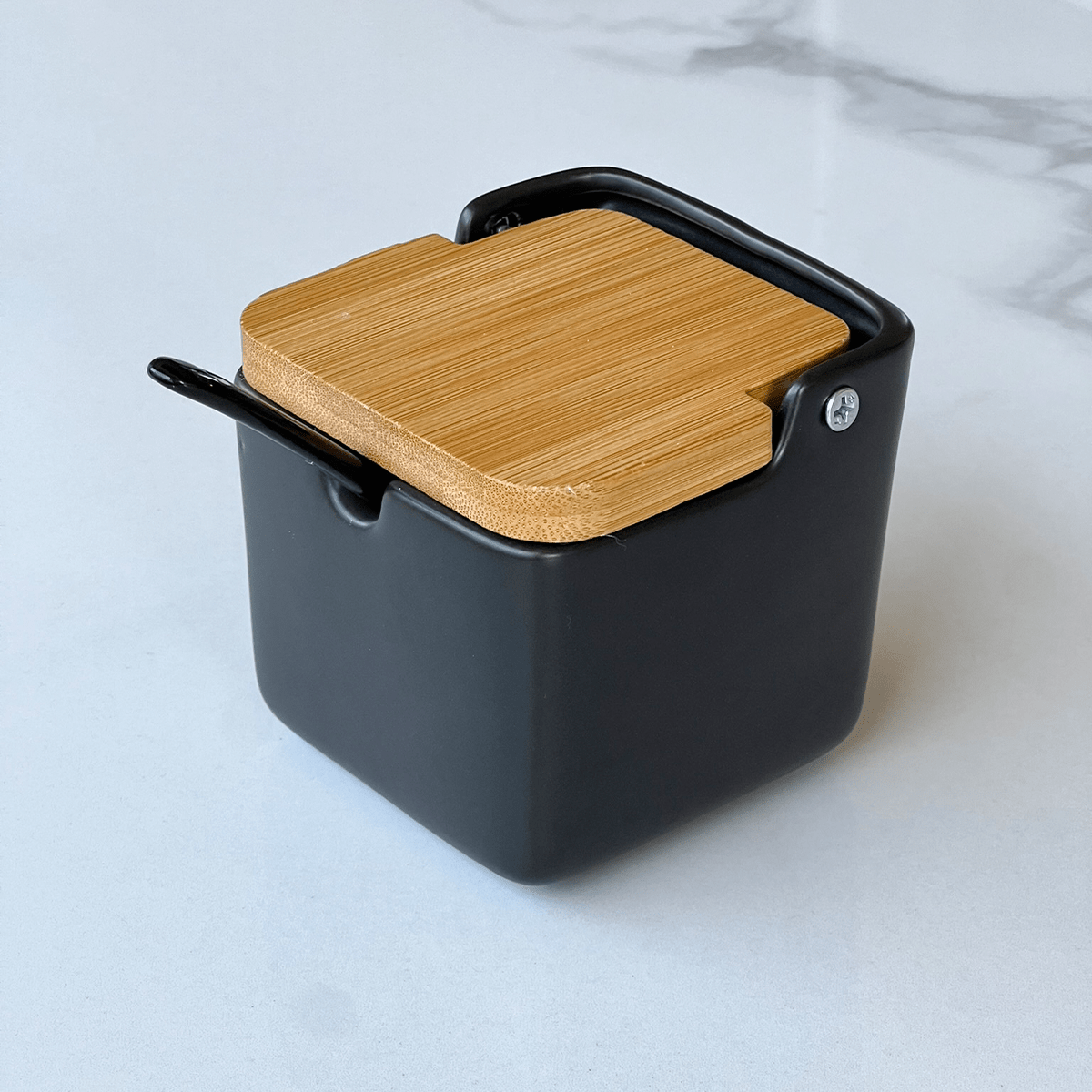 Saleiro preto com tampa e colher preta