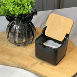 Saleiro porta sal com vaso de vidro em cima da tábua de bambu