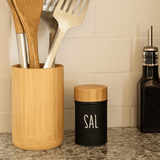 bancada de cozinha com porta utensilios, galheteiro e saleiro preto