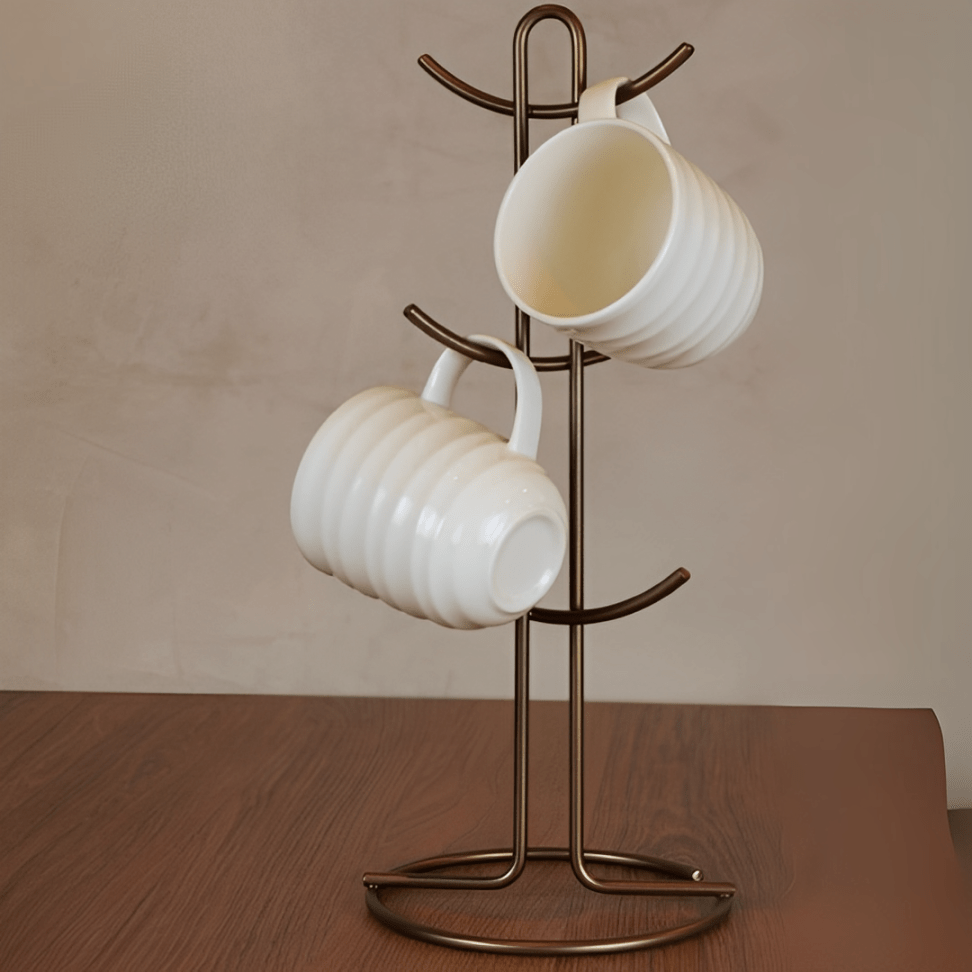 porta xícaras de cafe com caneca na bancada do cantinho do café