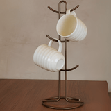 porta xícaras de cafe com caneca na bancada do cantinho do café