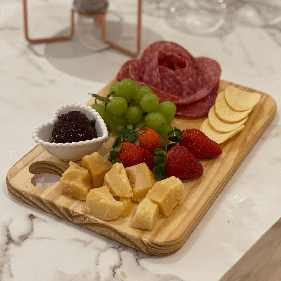 Tábua Madeira Pinus com Detalhe Coração - 30 cm - Ela Decora