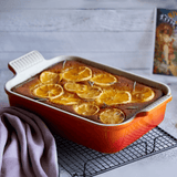 Travessa laranja com alimento assado