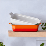 Travessas laranja e branca para alimentos grelhados, assados e cozidos