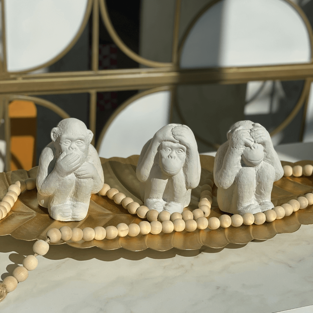 Trio da Sabedoria Macacos em Cimento Branco - Ela Decora