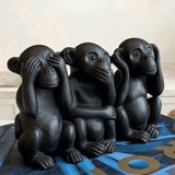 Trio da Sabedoria Macacos em Cimento Preto - Ela Decora