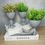 Vaso Cachepot Bob Sentado de Frente em Poliresina Cinza - 18 cm - Ela Decora