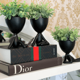 Vaso Cachepot Bob Sentado de Lado em Poliresina Preto - Ela Decora