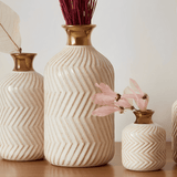 Vaso em Cerâmica com Ranhuras Bege e Dourado 14cm - Ela Decora